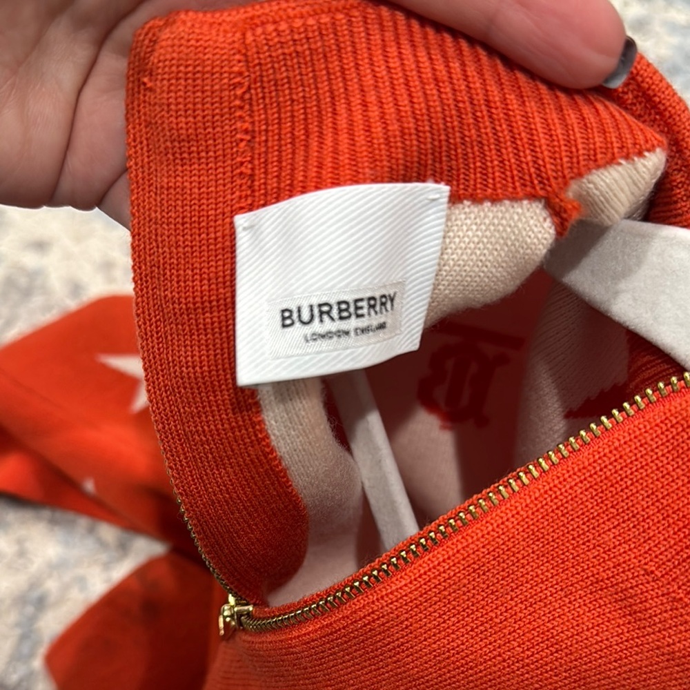 Burberry dress with Star and Logo Pattern - Picture 4 of 5